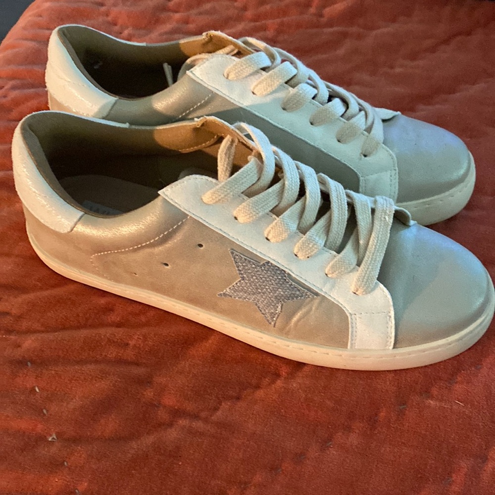 White Raven Size 9 shoes